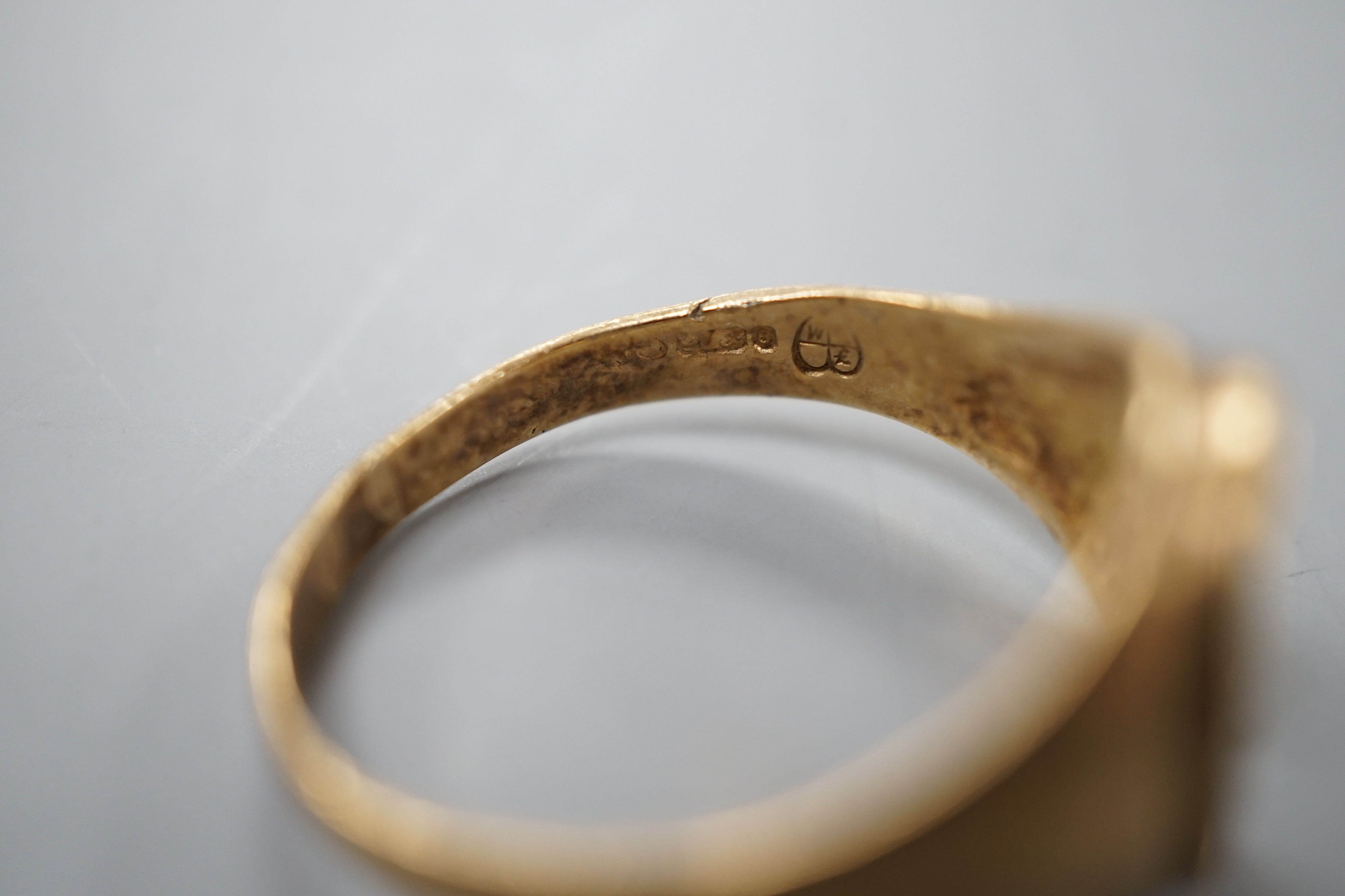 Three 9ct gold rings including a horseshoe ring, wedding band and signet, 17.4 grams.